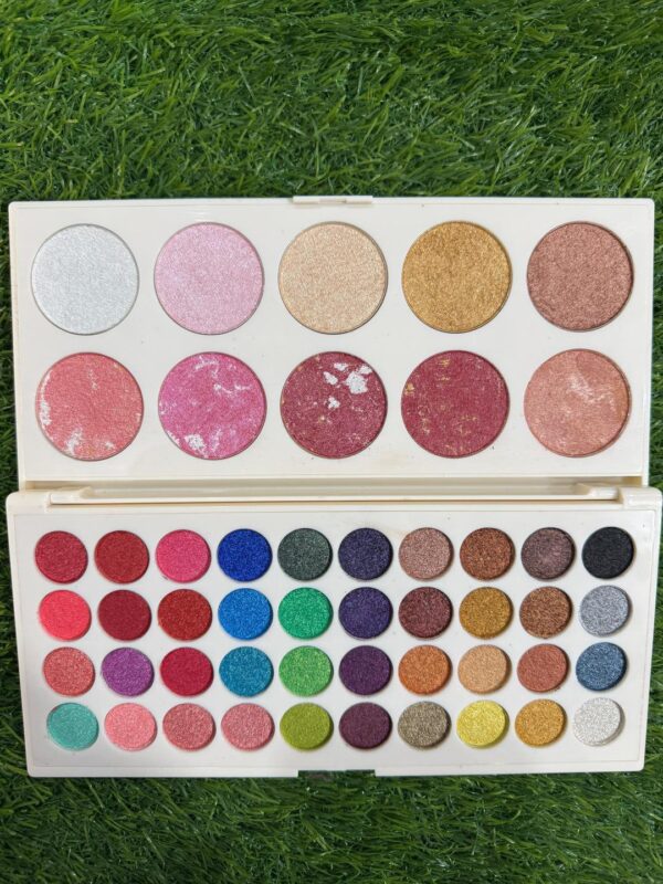Multicolor Matte and Glitter Eyeshadow Palette